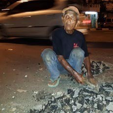 Ini Reaksi Wali Kota Risma Soal Pak Tuwek Si Penambal Jalan