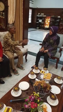 Risma dan Pak Tuwek Penambal Jalan Bertemu, Ini Ceritanya
