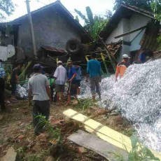 Truk Muat Limbah Terguling Timpa Rumah, 2 Orang Terluka