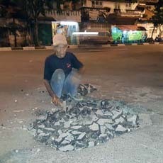 Sudah 10 Tahun Hobi Tambal Jalan Berlubang di Surabaya, Tuwek: Saya Ikhlas