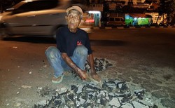 Kakek Pengayuh Becak di Surabaya Hobi Manambal Jalan Rusak