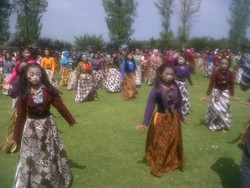 Pengumuman Kelulusan UN di SMK ini Unik, Siswa Menari Kolosal Memanggil Roh