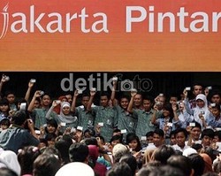 Ahok Sebut Siswa Merokok dan Punya HP Mahal Tak akan Terima KJP