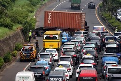 Ada Kontainer Melintang di Tol TB Simatupang, Lalu Lintas Macet 2 Kilometer