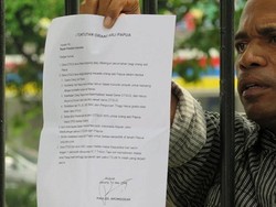 Protes Nasib Papua, Seorang Pria Tiba-tiba Berteriak dari Balik Pagar Istana