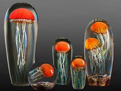 Aneh! Seniman Ini Bikin Patung Ubur-ubur Tampak Nyata