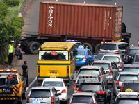 Truk Kontainer Tabrakan, TB Simatupang Macet