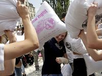 Perang Bantal untuk Galang Dana Bagi Korban Gempa Nepal