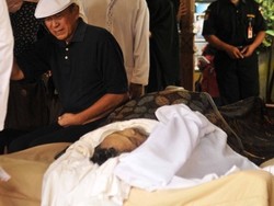 Isak Tangis Iringi Kepergian Jenazah Didi Petet dari Rumah Duka