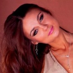 Model Cantik Ini Dijebak Penjahat Online untuk Bugil