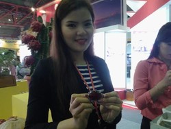 Batu Akik yang Dipegang Wanita Cantik Ini Harganya Rp 60 Juta