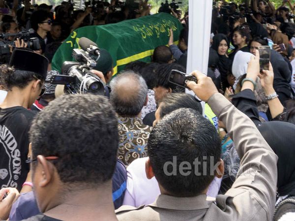 Jenazah Didi Petet Tiba di TPU Tanah Kusir