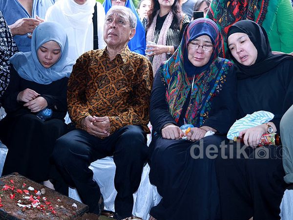 Isak Tangis Keluarga di Pemakaman Didi Petet