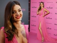Sexy in Pink! Miranda Kerr Dibalut Gaun Berbelahan Dada Rendah