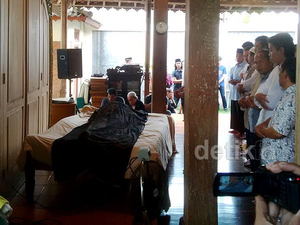 Jenazah Didi Petet Disalatkan di Rumah Duka