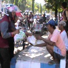 Lulus UN 100%, Siswa SMAN 1 Kraksaan Bagi-bagi Sembako