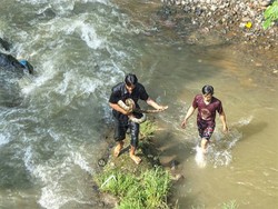 Bergumul Tangkap Ular 3 Meter, 2 Orang ini Bikin Heboh Pengguna Jalan