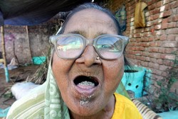 Ya Ampun! Wanita 92 Tahun Ini Hobi Makan 1 Kg Pasir Setiap Hari