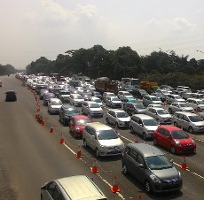 Libur Isra Miraj, Kendaraan Mengular di Kawasan Puncak