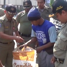 Jarah Puing-puing Kios Pasar Johar, 75 Pemulung Diamankan Satpol PP