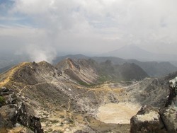 Asyiknya Akhir Pekan di Puncak Gunung Sibayak