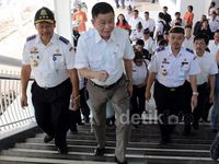 Menhub Jonan Tinjau Stasiun Palmerah