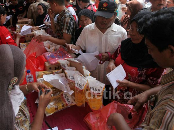 Warga Serbu Pasar Murah di Penjagalan