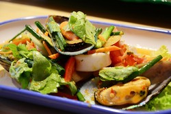 Yam dan Miang Kham, Salad Segar Berempah yang Eksotik Rasanya (1)