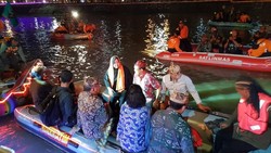 Warga Berjubel di Festival Kalimas, Risma: Aku Seneng Rek!