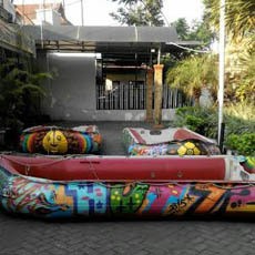 Ramaikan Festival Kalimas, Seniman Ini Permak Perahu Satpol