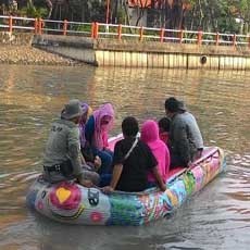 Ketika Anak-anak Ingin Menumpang Perahu Karet Keliling Kalimas