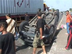 Gagal Salip Bus, Mobil Hitam ini Terbalik di Jalur Pantura Kawasan Karawang
