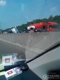 Ada Sedan Tersangkut di Pemisah Jalan KM 49 Tol Cikampek, Lalin Merayap