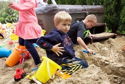 Berjuang Lawan Tumor Otak, Bocah Ini Dibuatkan Pantai di Rumahnya