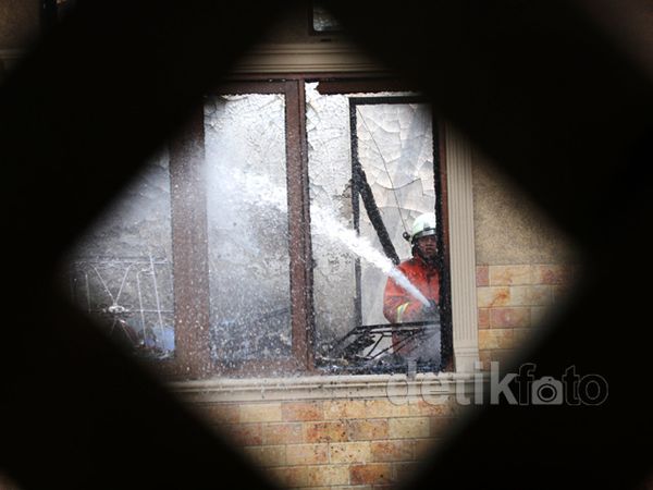 Rumah 2 Lantai di Kebayoran Lama Terbakar