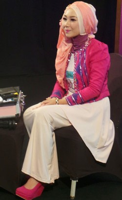 Peserta Sunsilk Hijab Hunt Ini Unjuk Bakat Tutorial Make-up ala Barbie