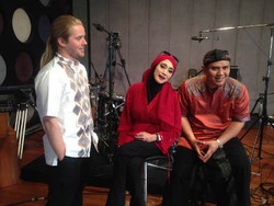 Natasha Gandeng Fadly Padi dan Mustafa Debu di Album Religi