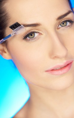 Make-up Artist Ryan Ogilvy: Alis Terlalu Tebal dan Pekat Beri Kesan Galak