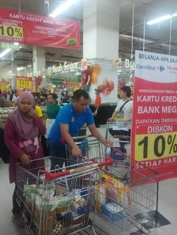 Carrefour Diskon 10% Semua Barang, Pengunjung Tak Berhenti Mengalir