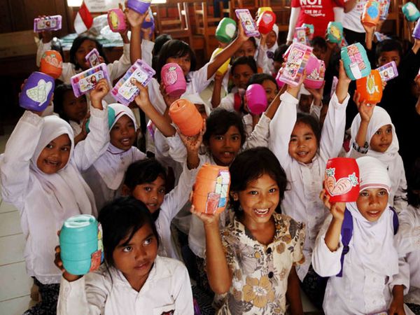 Puluhan Anak Menggambar di Atas Celengan