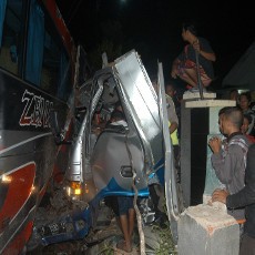 Kecelakaan Bus Zena vs Travel, Evakuasi Korban Meninggal Butuh 4 Jam
