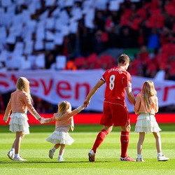 Publik Anfield Melepas Kepergian Gerrard