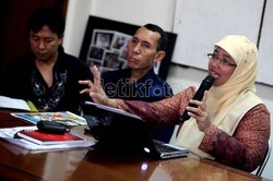 Retno Eks Kepsek: Diprotes Akbar Tandjung, Skors Murid hingga Dipecat