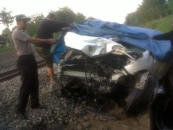Honda CRV Tersambar Kereta di Bantul, 2 Orang Terluka