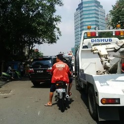 Parkir Sembarangan di Jl Gunung Sahari, Mobil Ini Diderek Beserta Sopirnya