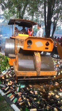 Kendarai Alat Berat, Kapolda Jabar Gilas Ribuan Botol Miras