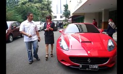 Lapor ke Polda Metro, Roro Fitria Pasang Pelat Bodong di Ferrari-nya