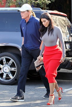 Kim Kardashian Sudah Lihat Bruce Jenner Pakai Dress & Make-up