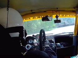 Pereli Ini Tetap Lanjutkan Perjalanan Meski Setir Mobilnya Lepas