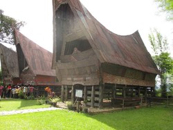 Potret Rumah Adat Batak di Balige, Sumut